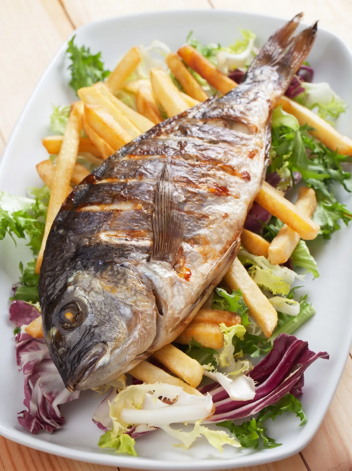 POISSON BRAISE FRITE SALADE