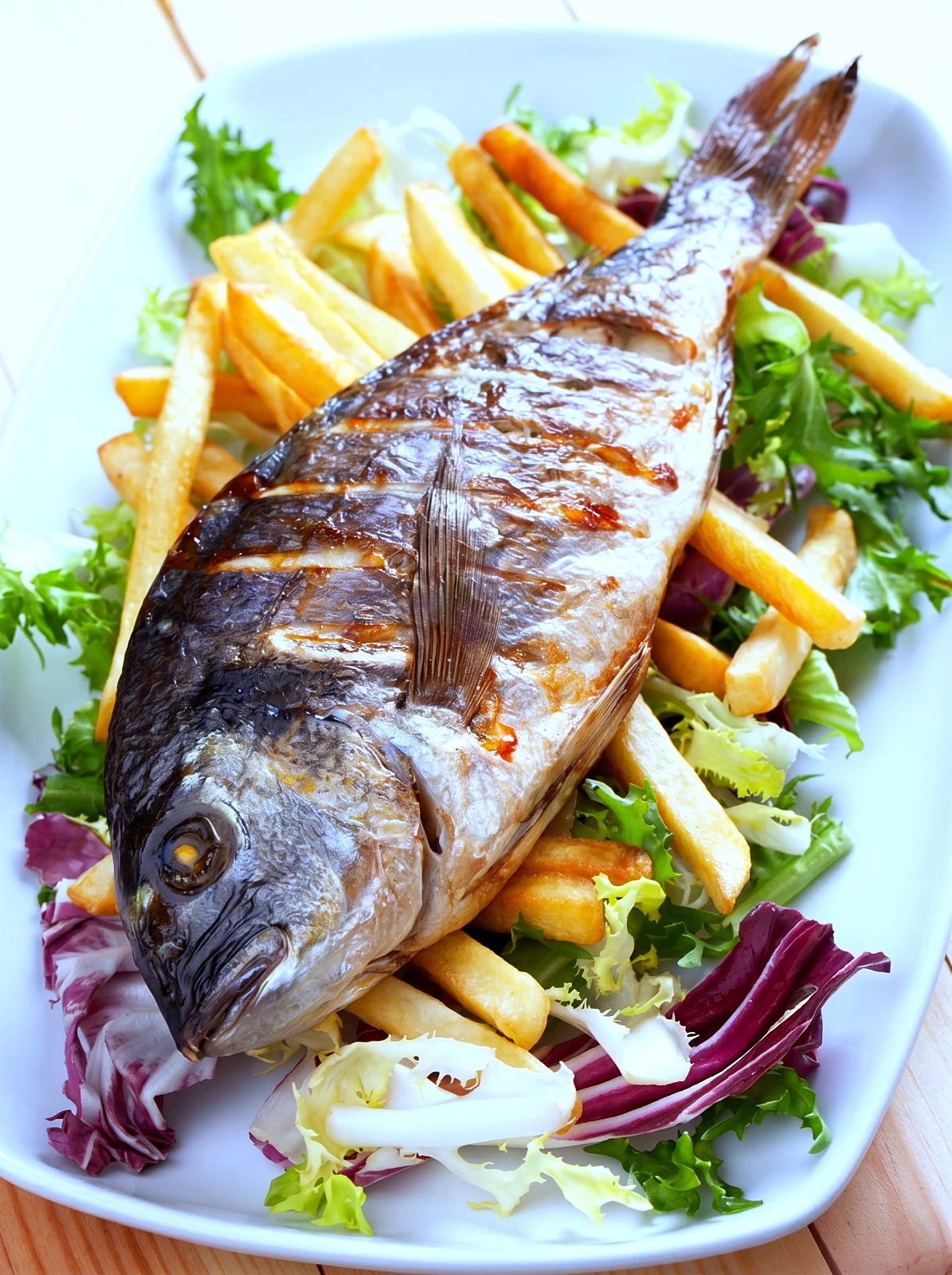 POISSON BRAISE FRITE SALADE