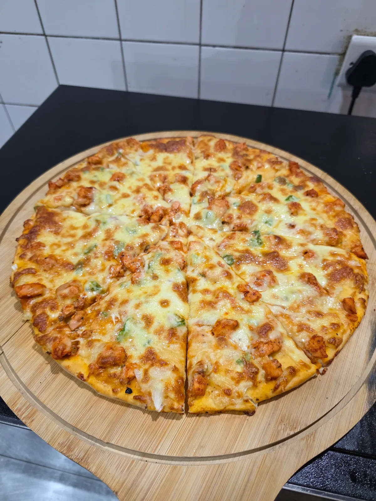 MEDIUM PIZZA